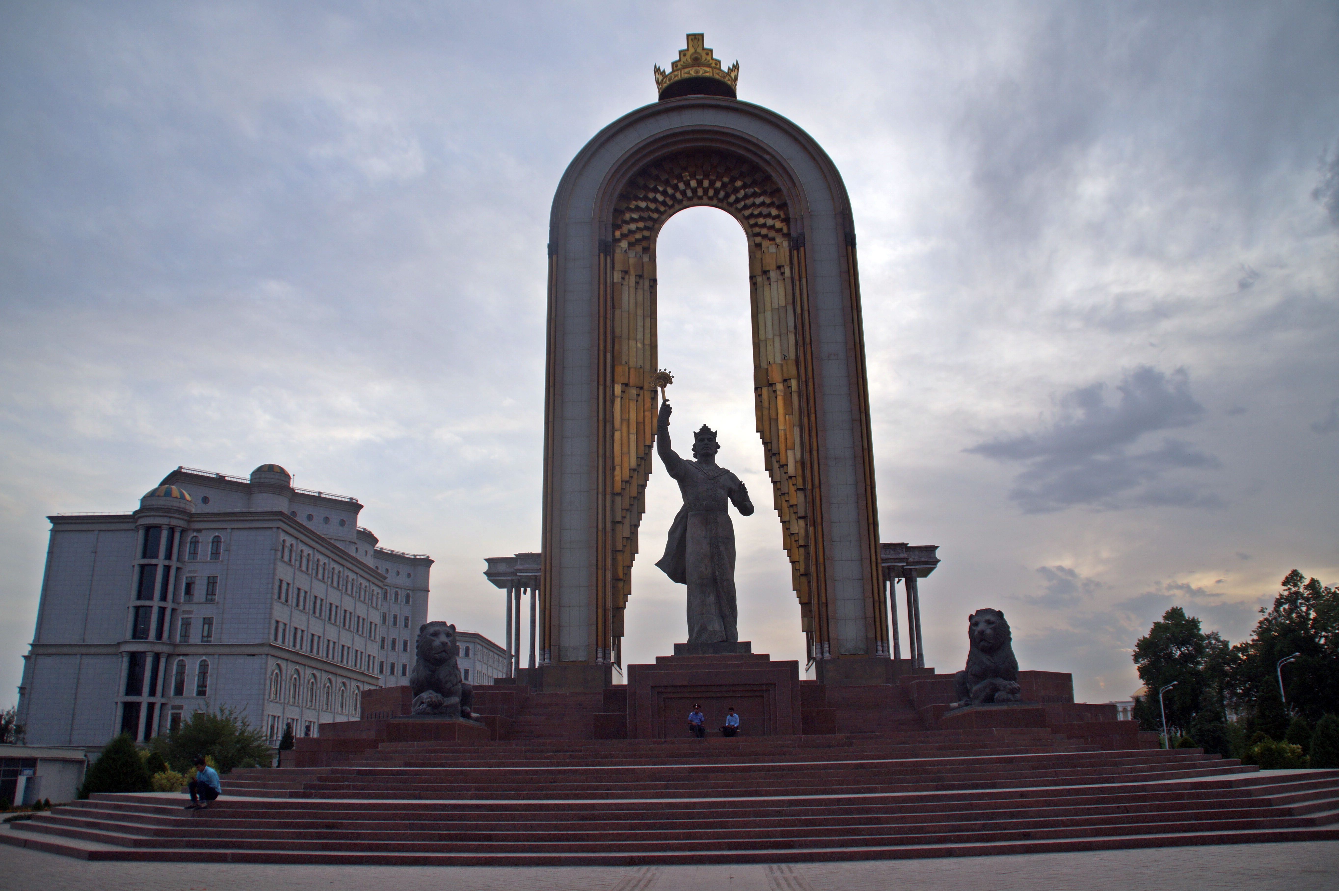 Памятник Исмоили Сомони в Душанбе