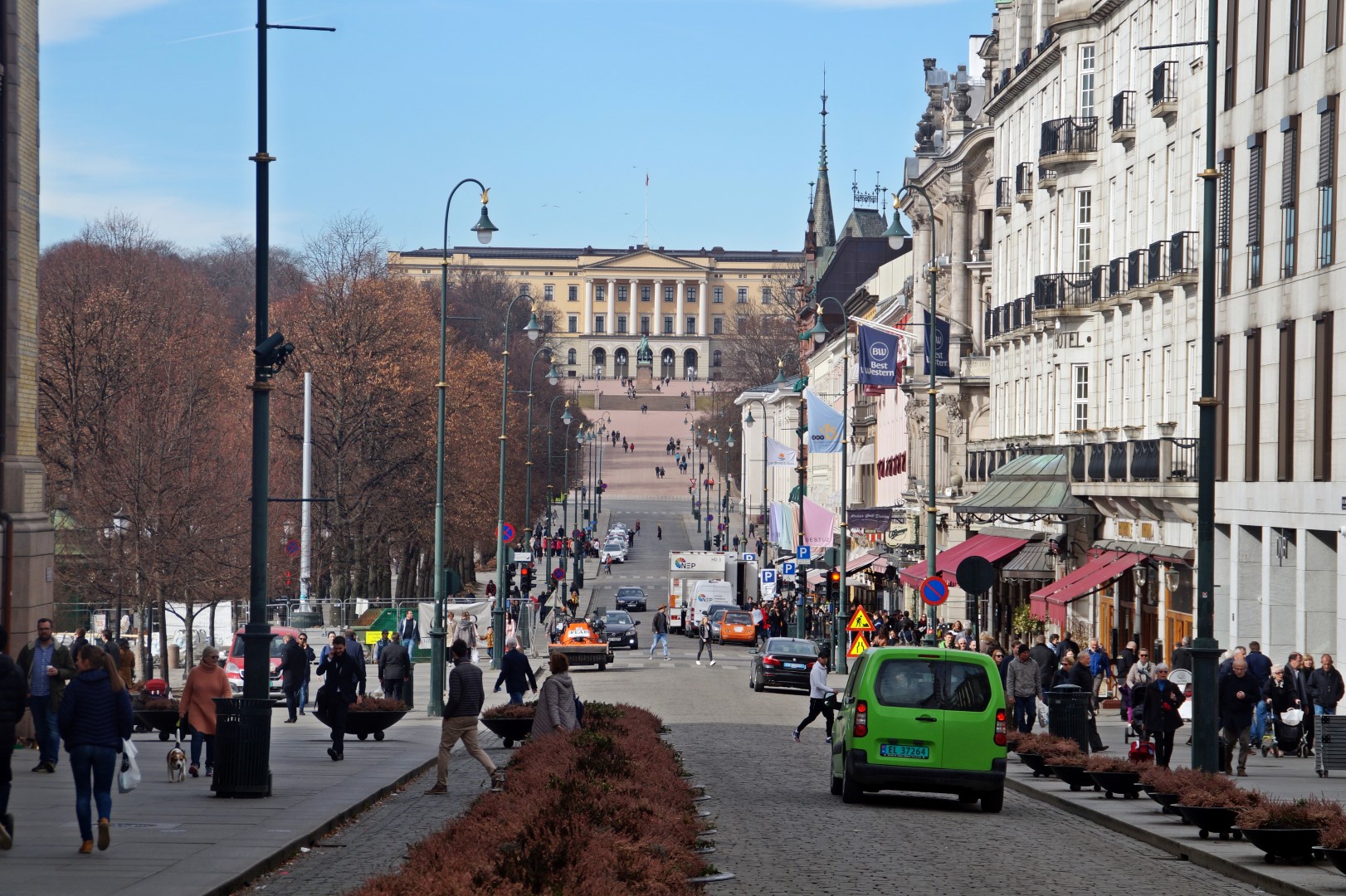 Karl Johans Gate with the Royal Palace in the background