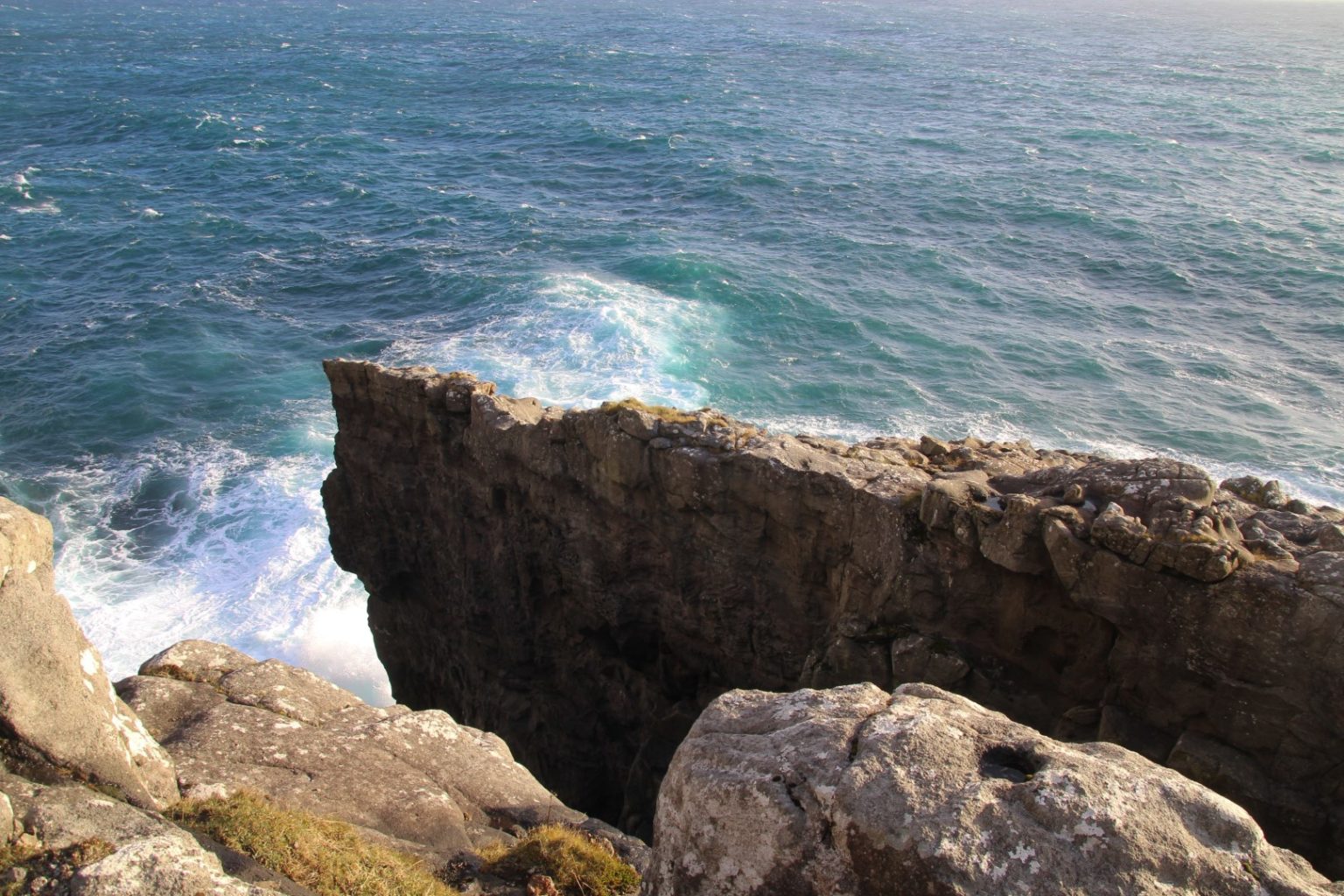 Back on the Faroes: A sunset hike to Klovningur on Vágar – Northtrotter