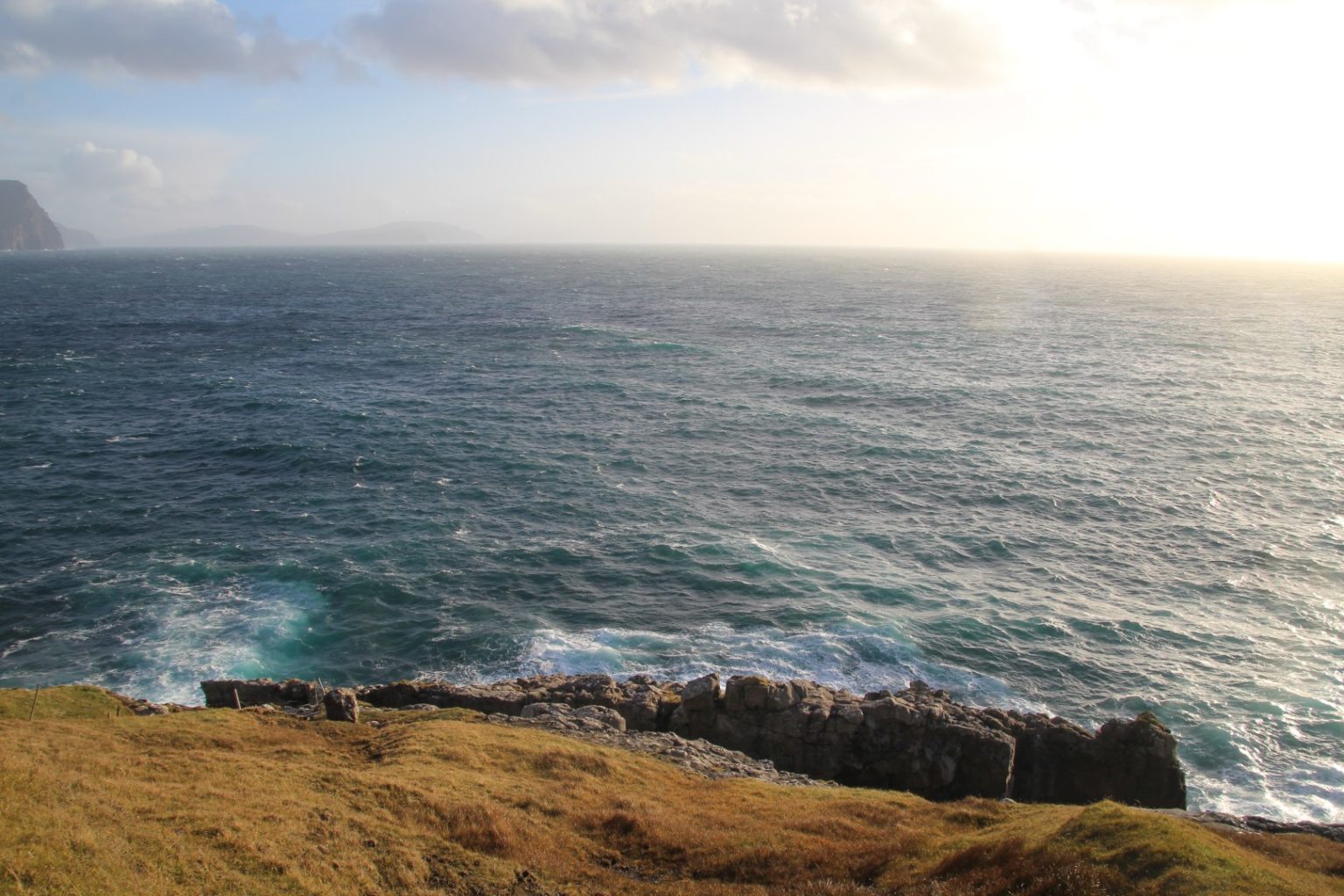 Back on the Faroes: A sunset hike to Klovningur on Vágar – Northtrotter